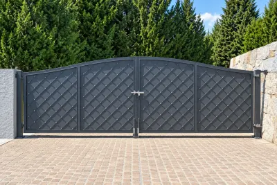 Kuta brama wjazdowa dwuskrzydłowa z geometrycznym wypełnieniem kratowym, model sc221 — odtworzone ujęcie oryginalne. Wizualizacja AI.