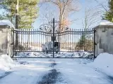 Wyrób kuty: Kuta Brama Wjazdowa Dwuskrzydłowa z Kunsztownymi Zdobieniami
