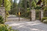 Kuta brama wjazdowa dwuskrzydłowa z motywem jelenia i pnączy, model BU63 — aranżacja europejskiej posesji z dopasowanymi elementami ogrodzenia. Wizualizacja AI.