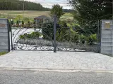 Wyrób kuty: Kuta Brama Wjazdowa Dwuskrzydłowa z Ornamentyką Barokową