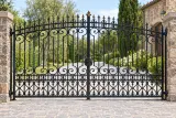 Kuta brama wjazdowa dwuskrzydłowa z ornamentyką barokową, model BU55 — odtworzone ujęcie oryginalne. Wizualizacja AI.