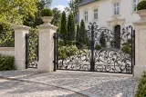 Kuta brama wjazdowa dwuskrzydłowa z ornamentyką barokową, model BU97 — aranżacja europejskiej posesji z dopasowanymi elementami ogrodzenia. Wizualizacja AI.