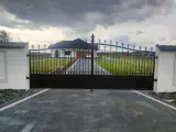 Wyrób kuty: Kuta Brama Wjazdowa Dwuskrzydłowa z Ornamentyką Klasyczną
