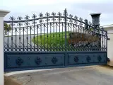 Wyrób kuty: Kuta Brama Wjazdowa Dwuskrzydłowa z Ornamentyką Klasyczną