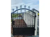 Wyrób kuty: Kuta Brama Wjazdowa Dwuskrzydłowa z Ornamentyką Klasyczną