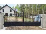 Wyrób kuty: Kuta Brama Wjazdowa Dwuskrzydłowa z Ornamentyką Klasyczną