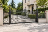 Kuta brama wjazdowa dwuskrzydłowa z ornamentyką klasyczną, model BU79 — aranżacja europejskiej posesji z dopasowanymi elementami ogrodzenia. Wizualizacja AI.