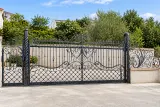 Kuta brama wjazdowa dwuskrzydłowa z ornamentyką klasyczną, model BU79 — odtworzone ujęcie oryginalne. Wizualizacja AI.