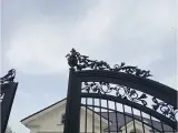 Wyrób kuty: Kuta Brama Wjazdowa Dwuskrzydłowa z Ornamentyką Neobarokową