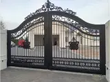 Wyrób kuty: Kuta Brama Wjazdowa Dwuskrzydłowa z Ornamentyką Neobarokową