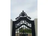 Wyrób kuty: Kuta Brama Wjazdowa Dwuskrzydłowa z Ornamentyką Neobarokową