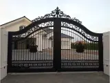 Wyrób kuty: Kuta Brama Wjazdowa Dwuskrzydłowa z Ornamentyką Neobarokową