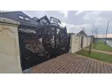 Wyrób kuty: Kuta Brama Wjazdowa Dwuskrzydłowa z Ornamentyką Roślinną