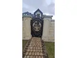 Wyrób kuty: Kuta Brama Wjazdowa Dwuskrzydłowa z Ornamentyką Roślinną