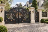 Kuta brama wjazdowa dwuskrzydłowa z ornamentyką roślinną, model sd124 — aranżacja europejskiej posesji z dopasowanymi elementami ogrodzenia. Wizualizacja AI.