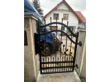 Wyrób kuty: Kuta Brama Wjazdowa Dwuskrzydłowa z Ornamentyką Różaną