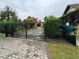 Wyrób kuty: Kuta Brama Wjazdowa Dwuskrzydłowa z Ornamentyką Różaną