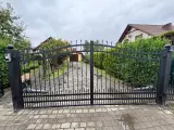 Wyrób kuty: Kuta Brama Wjazdowa Dwuskrzydłowa z Ornamentyką Różaną