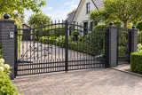 Kuta brama wjazdowa dwuskrzydłowa z ornamentyką różaną, model BU138 — aranżacja europejskiej posesji z dopasowanymi elementami ogrodzenia. Wizualizacja AI.