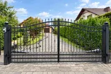 Kuta brama wjazdowa dwuskrzydłowa z ornamentyką różaną, model BU138 — odtworzone ujęcie oryginalne. Wizualizacja AI.