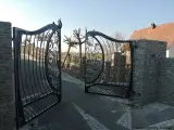 Wyrób kuty: Kuta Brama Wjazdowa Dwuskrzydłowa z Secesyjną Ornamentyką