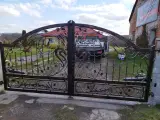 Wyrób kuty: Kuta Brama Wjazdowa Dwuskrzydłowa z Secesyjnymi Ornamentami