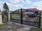 Wyrób kuty: Kuta Brama Wjazdowa Dwuskrzydłowa z Secesyjnymi Ornamentami