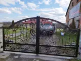 Wyrób kuty: Kuta Brama Wjazdowa Dwuskrzydłowa z Secesyjnymi Ornamentami