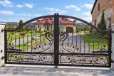 Kuta brama wjazdowa dwuskrzydłowa z secesyjnymi ornamentami, model BU122 — odtworzone ujęcie oryginalne. Wizualizacja AI.