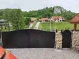 Wyrób kuty: Kuta Brama Wjazdowa Dwuskrzydłowa z Zintegrowaną Furtką, Wzór Geometryczny