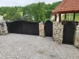 Wyrób kuty: Kuta Brama Wjazdowa Dwuskrzydłowa z Zintegrowaną Furtką, Wzór Geometryczny