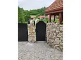 Wyrób kuty: Kuta Brama Wjazdowa Dwuskrzydłowa z Zintegrowaną Furtką, Wzór Geometryczny