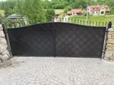 Wyrób kuty: Kuta Brama Wjazdowa Dwuskrzydłowa z Zintegrowaną Furtką, Wzór Geometryczny