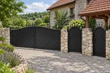 Kuta brama wjazdowa dwuskrzydłowa z zintegrowaną furtką, wzór geometryczny, model sc104 — aranżacja europejskiej posesji z dopasowanymi elementami ogrodzenia. Wizualizacja AI.