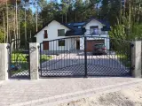 Wyrób kuty: Kuta brama wjazdowa i furtka z elementami ornamentalnymi