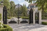 Kuta brama wjazdowa o ornamentyce neobarokowej, model i01 — aranżacja europejskiej posesji z dopasowanymi elementami ogrodzenia. Wizualizacja AI.