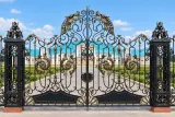 Kuta brama wjazdowa o ornamentyce neobarokowej, model i01 — odtworzone ujęcie oryginalne. Wizualizacja AI.