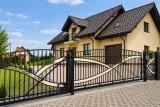 Kuta brama wjazdowa przesuwna z dynamicznym wzorem horyzontalnym, model BP13 — odtworzone ujęcie oryginalne. Wizualizacja AI.
