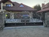 Wyrób kuty: Kuta Brama Wjazdowa Przesuwna z Klasycznym Zdobieniem Ornamentalnym