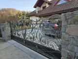 Wyrób kuty: Kuta Brama Wjazdowa Przesuwna z Klasycznym Zdobieniem Ornamentalnym