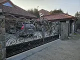 Wyrób kuty: Kuta Brama Wjazdowa Przesuwna z Klasycznym Zdobieniem Ornamentalnym
