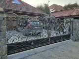 Wyrób kuty: Kuta Brama Wjazdowa Przesuwna z Klasycznym Zdobieniem Ornamentalnym
