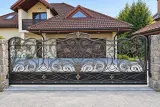Kuta brama wjazdowa przesuwna z klasycznym zdobieniem ornamentalnym, model BP29 — odtworzone ujęcie oryginalne. Wizualizacja AI.