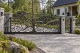 Kuta brama wjazdowa przesuwna z organiczno-naturalistycznym motywem drzewa, model BP14 — aranżacja europejskiej posesji z dopasowanymi elementami ogrodzenia. Wizualizacja AI.