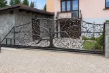 Kuta brama wjazdowa przesuwna z organiczno-naturalistycznym motywem drzewa, model BP14 — odtworzone ujęcie oryginalne. Wizualizacja AI.