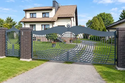 Kuta brama wjazdowa uchylna o współczesnym wzorze falistym, model BU123 — odtworzone ujęcie oryginalne. Wizualizacja AI.