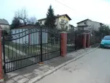 Wyrób kuty: Kuta brama wjazdowa uchylna z dekoracyjnym wypełnieniem