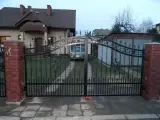 Wyrób kuty: Kuta brama wjazdowa uchylna z dekoracyjnym wypełnieniem