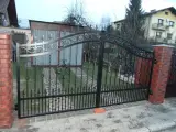 Wyrób kuty: Kuta brama wjazdowa uchylna z dekoracyjnym wypełnieniem