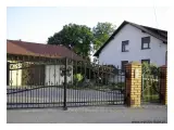 Wyrób kuty: Kuta brama wjazdowa uchylna z elementami ornamentalnymi